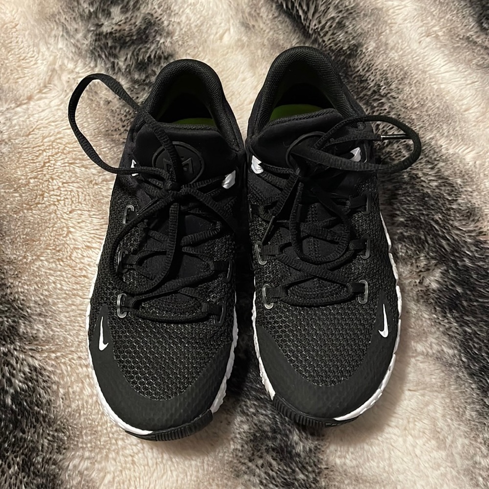 Nike Women’s Free Metcon 4 Training Shoes size 8.5 black and white